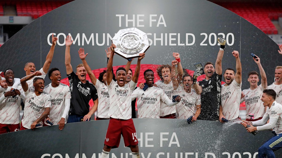 Los jugadores del Arsenal celebran el cetro luego de superar al Liverpool.