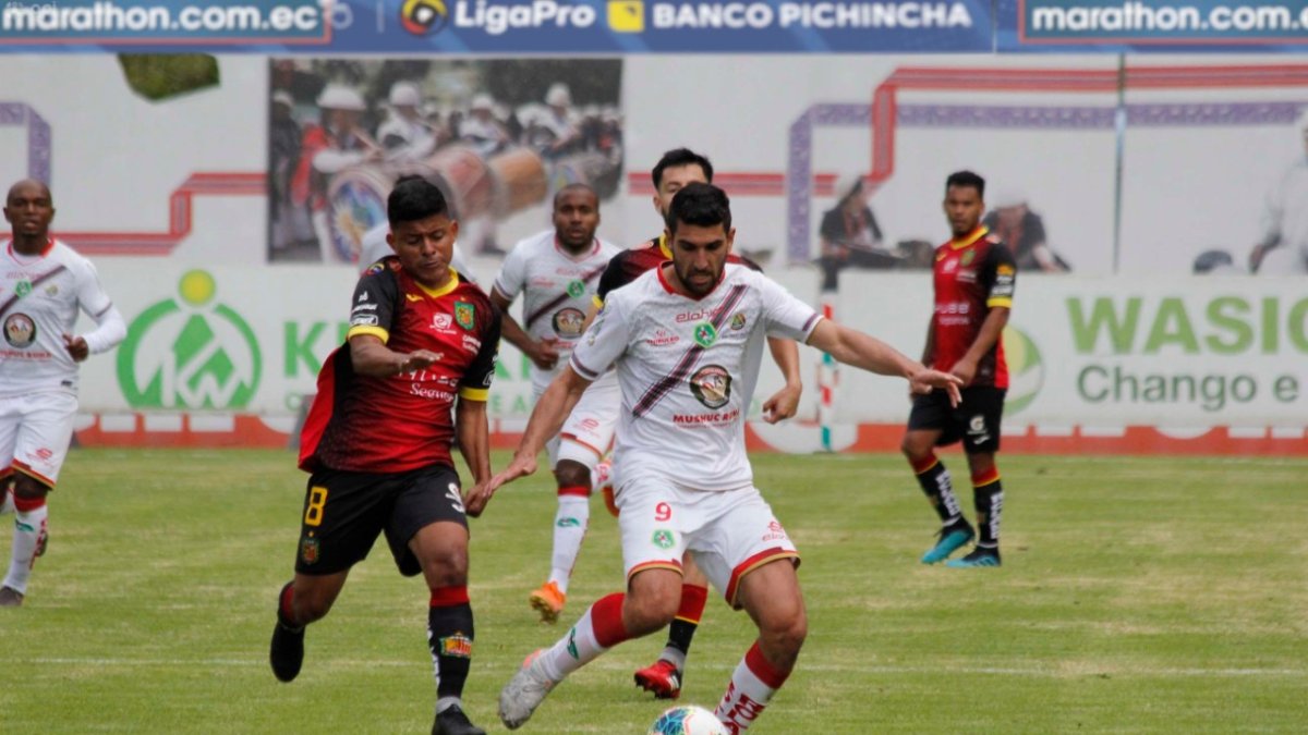 Jairo Rodríguez (8) disputa el balón con Muriel Orlando (9).