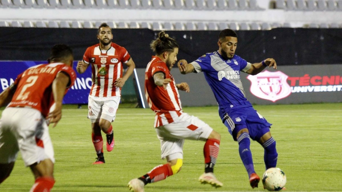 Robert Burbano (c) está muy lejos del nivel mostrado el año anterior en Delfín. Emelec sigue cuesta abajo.