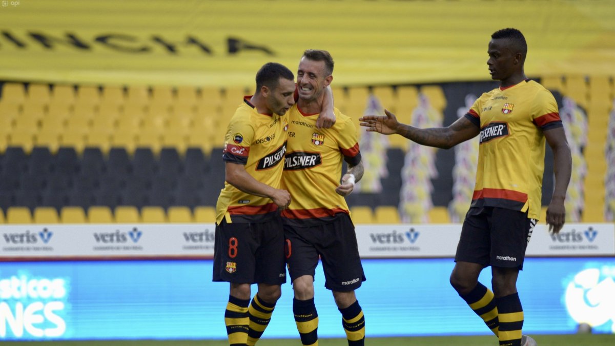 Damián Díaz (c), es felicitado por Emmanuel Martínez (i) luego de marcar el primer tanto de Barcelona.