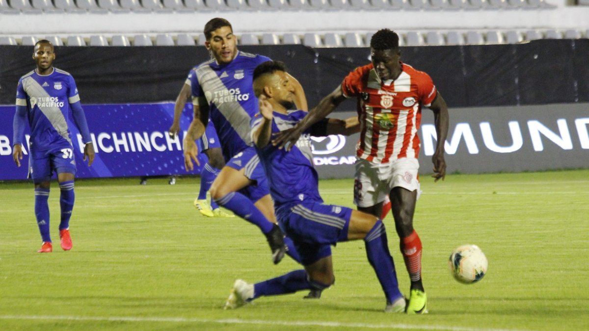 Emelec pudo ser goleado en su visita a Técnico Universitario. La derrota lo aleja del primer pelotón de la tabla.