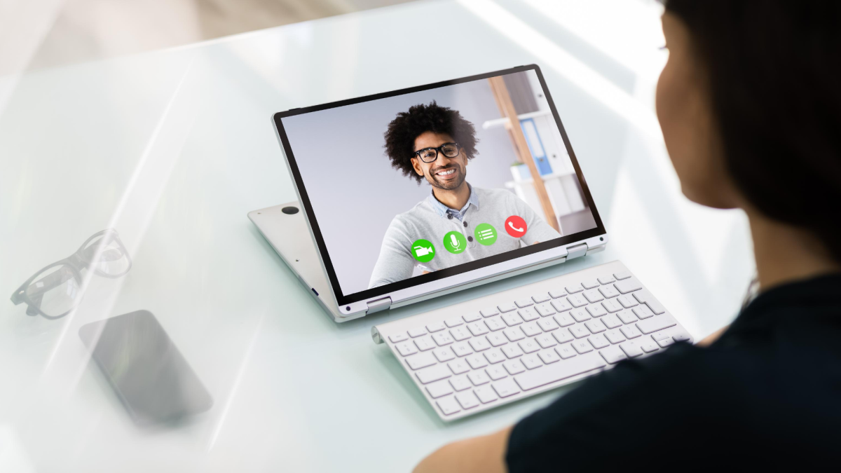 Como en las entrevistas presenciales, en las virtuales la preparación es fundamental. Sin embargo, hay nuevos aspectos a considerar para un buen desempeño.