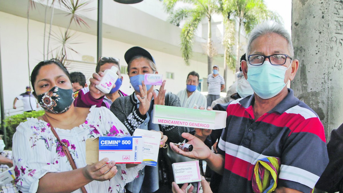 Reclamo. Un grupo de pacientes del IESS muestran las cajas vacías de las medicinas que no reciben.