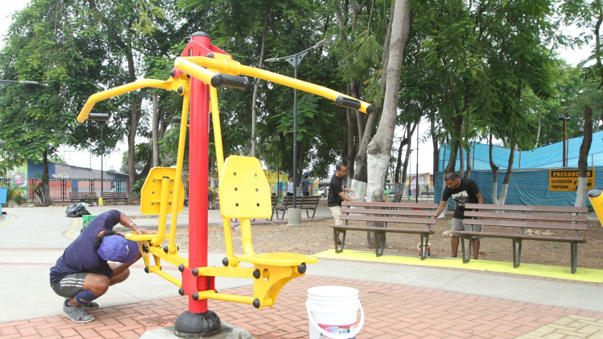 Comunidad. Los vecinos realizaron las tareas de limpieza y desinfectaron las zonas de juegos.