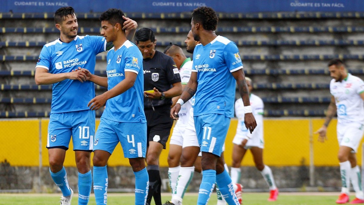 El zaguero Kevin Minda (c) fue la figura de la Universidad Católica al anotar un doblete.