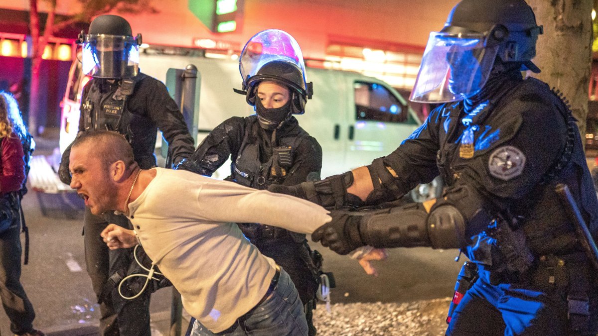 PORTLAND. La policía retiene a un hombre que estaba con la víctima de un tiroteo fatal la noche del sábado.