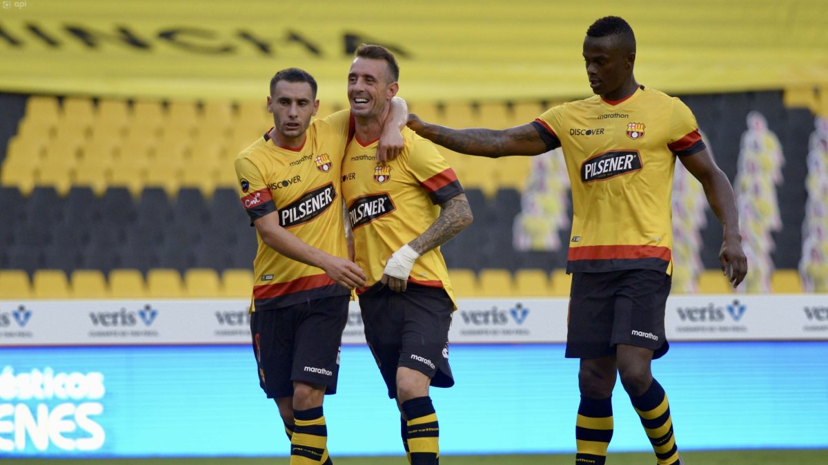 Damián Díaz, volante amarillo, es felicitado luego de abrir la cuenta ante Olmedo en el Monumental.