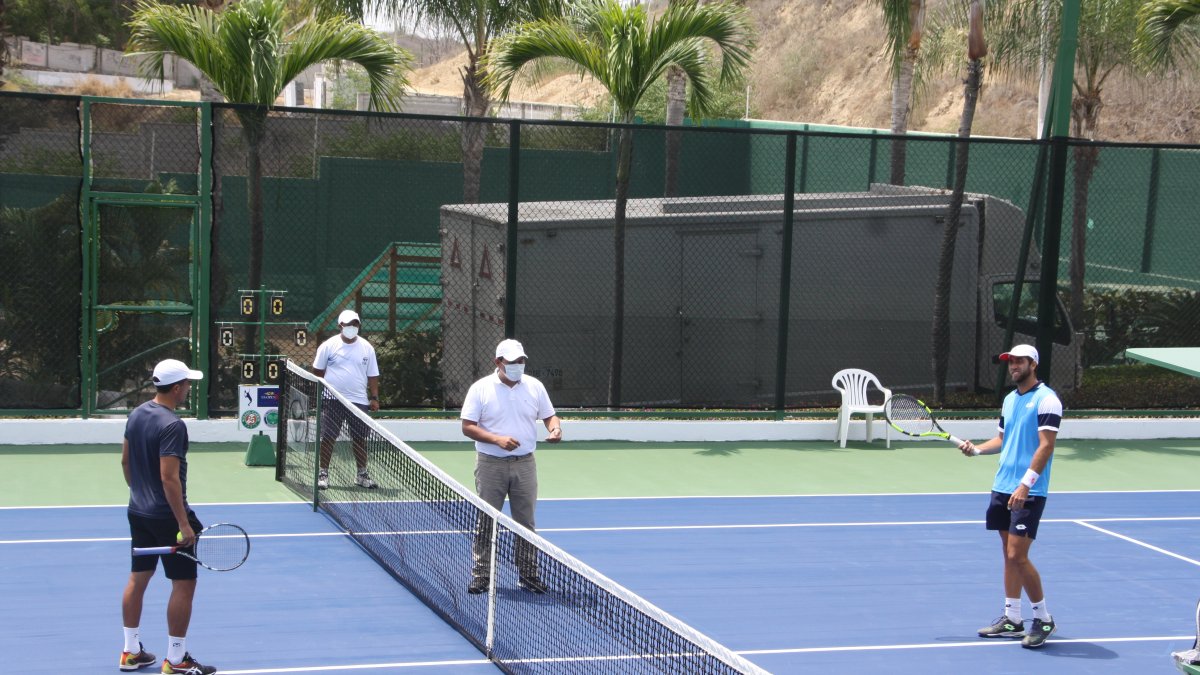 Los jueces de uno de los partidos jugados en Ballenita dan instrucciones a los jugadores por seguridad.