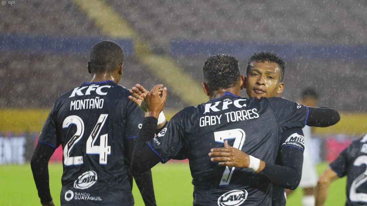 Gabriel Flores es felicitado por Fernando Guerrero luego de marcar uno de los goles del cuadro de Sangolquí.