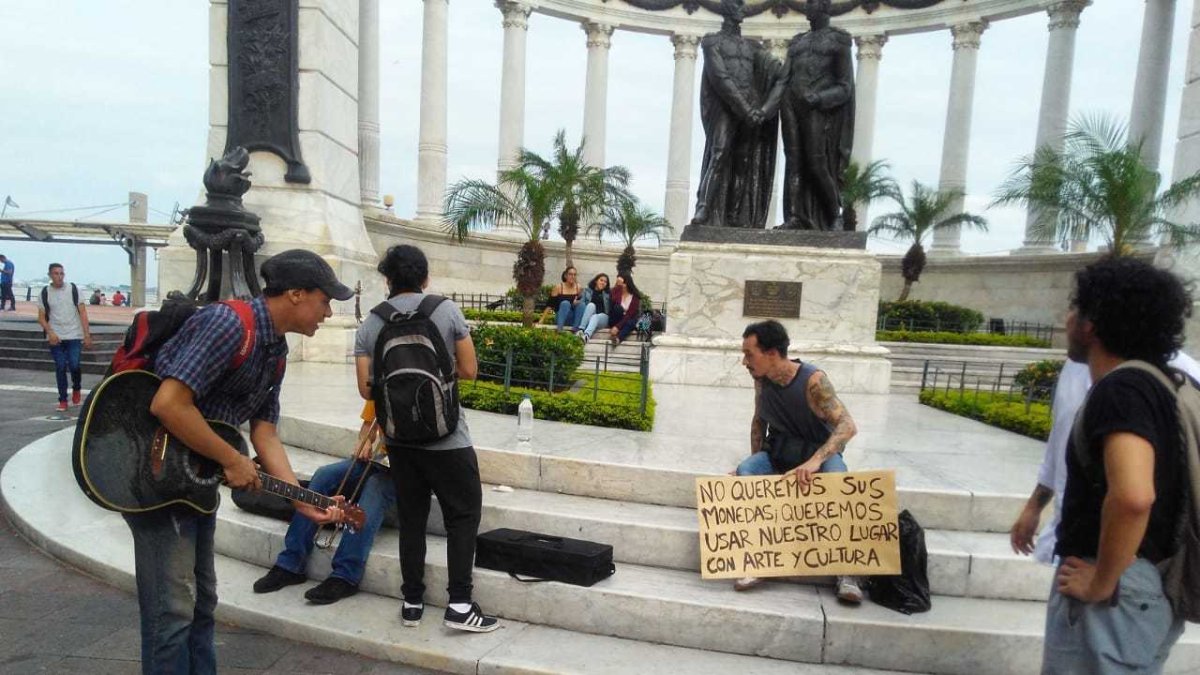 Un grupo de activistas, en el malecón, pidiendo usar el espacio público.