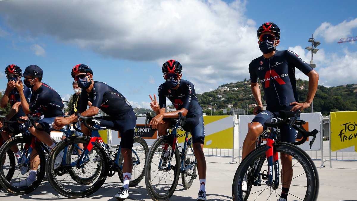 Richard Carapaz (d) junto a sus compañeros del Ineos Grenadiers previo al inicio d ela tercera etapa del Tour de Francia.