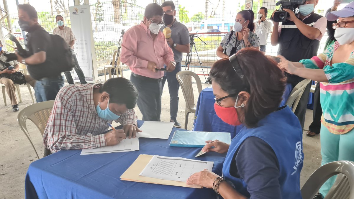 Los precandidatos del partido Fuerza EC a la Asamblea por Guayas firmaron la aceptación de sus postulaciones.