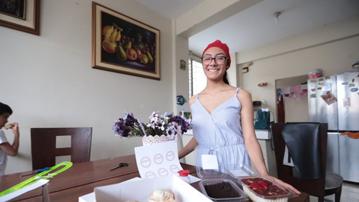 Nahomi con algunos de los productos realizado en su hogar.