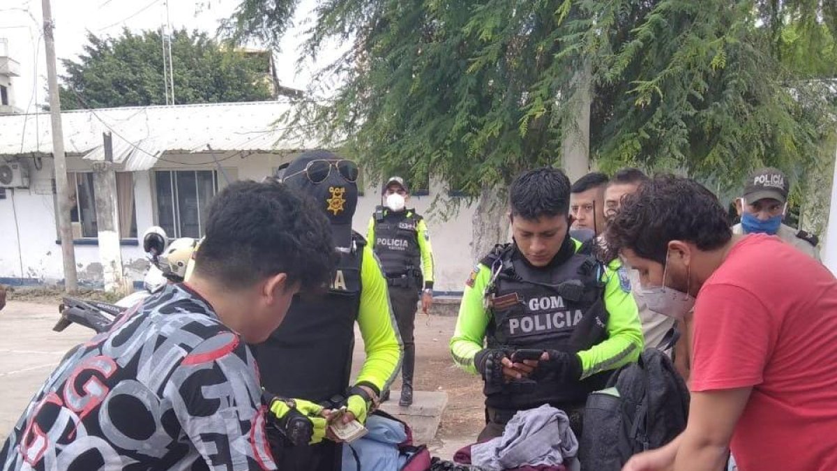 Noé Salcedo (i) fue detenido un día después del accidente que sufrió su hermano Daniel, en Perú.