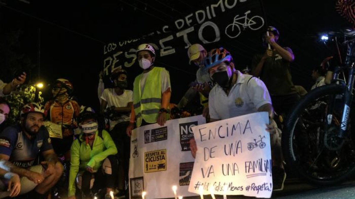 Protesta de Masa Crítica por la muerte de Santiago Jaramillo, en vía a Samborondón.