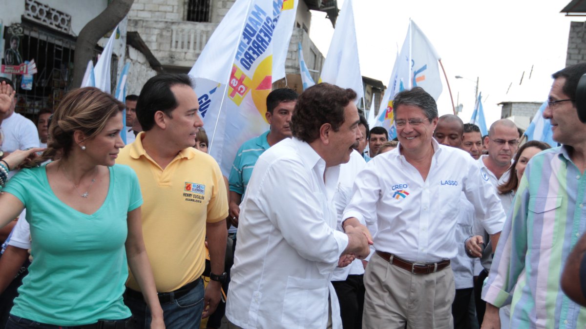 El entonces candidato presidencial Guillermo Lasso saluda con el entonces alcalde de Guayaquil, Jaime Nebot, en el marco de la contienda electoral del 2013 en la que CREO y PSC llegaron a un acuerdo electoral. La relación luego se rompió.