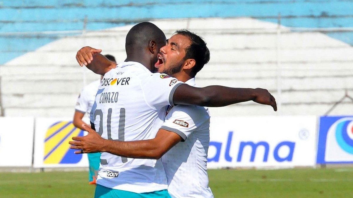 Moisés Corozo (izquierda) se ha convertido en baluarte para la defensa de Liga de Quito. Lleva dos goles de tiro libre a partido seguido.