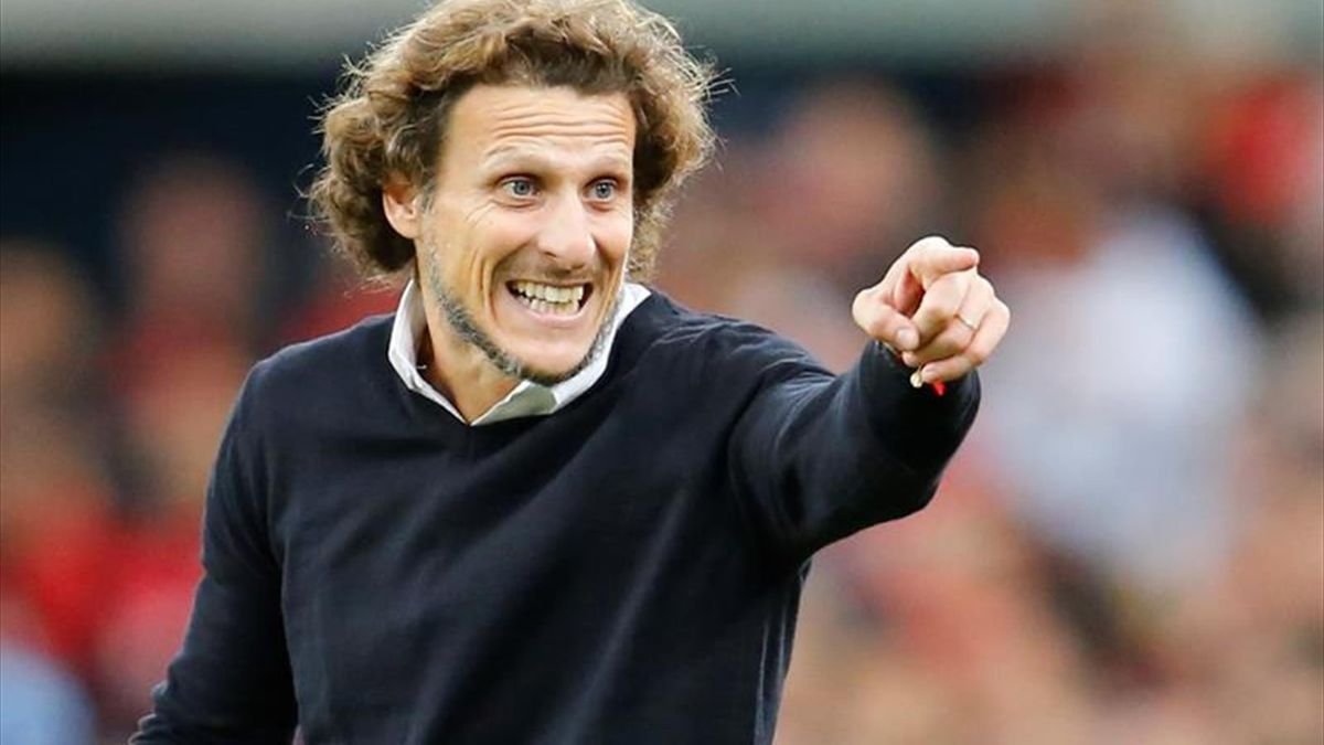 Diego Forlán, gloria del balompié uruguayo, fue destituido del banquillo de Peñarol.