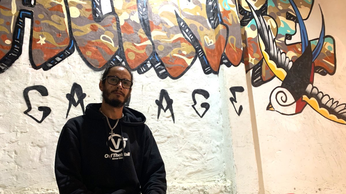 Sebastián, de 34 años, llevaba impartiendo clases en la península cerca de año y medio. La pandemia lo detuvo.