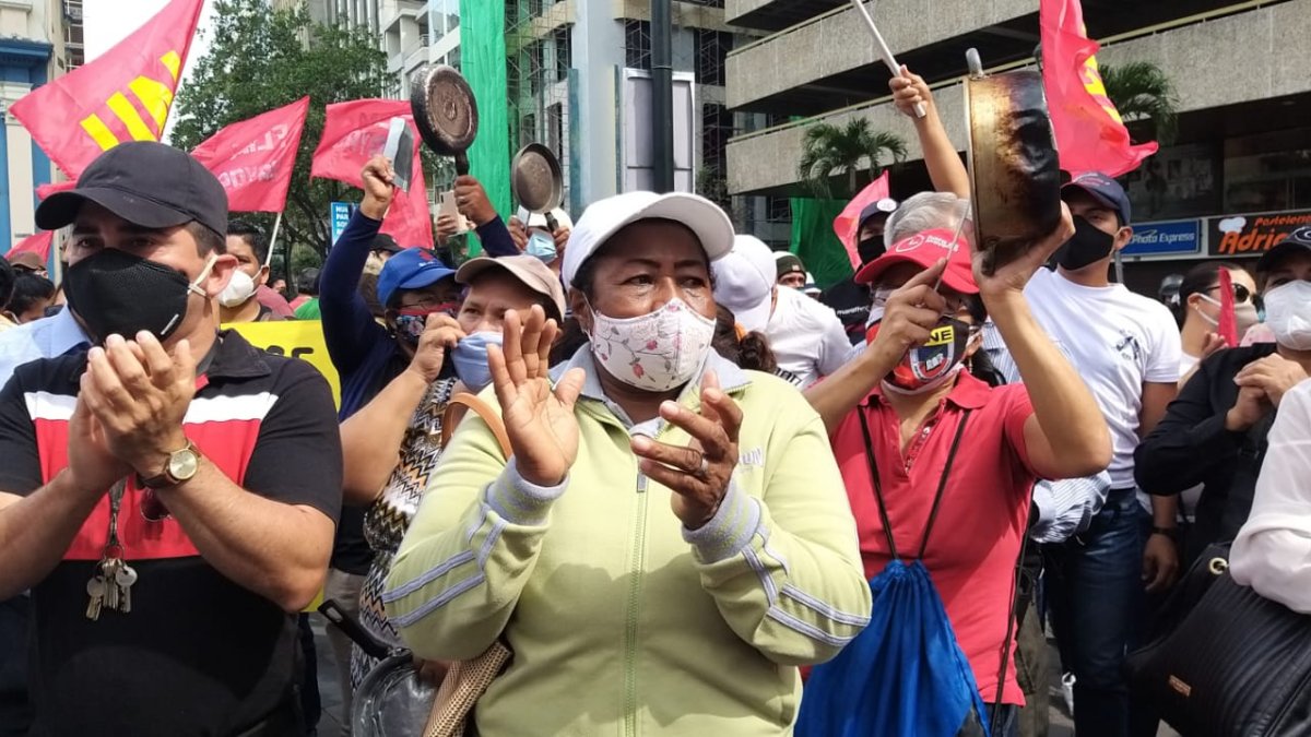 Hecho. Este 1 de septiembre, decenas de docentes participaron de una protesta para exigir a las autoridades el pago completo de sus sueldos.