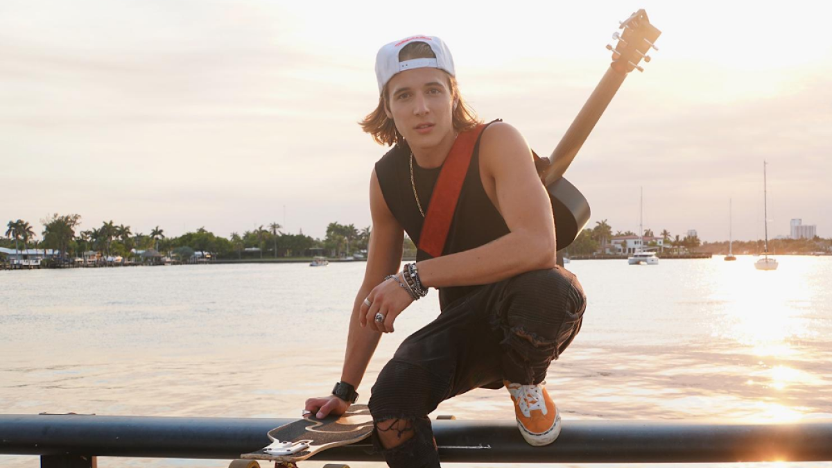 Imagen promocional del single 'Háblale claro'.