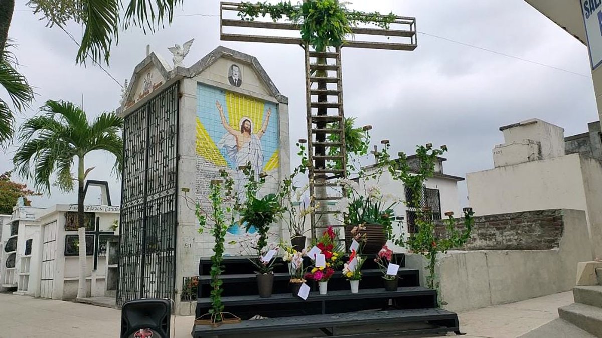 La cruz. Mide doce metros y está ubicada en la puerta de ingreso del cementario del cantón.