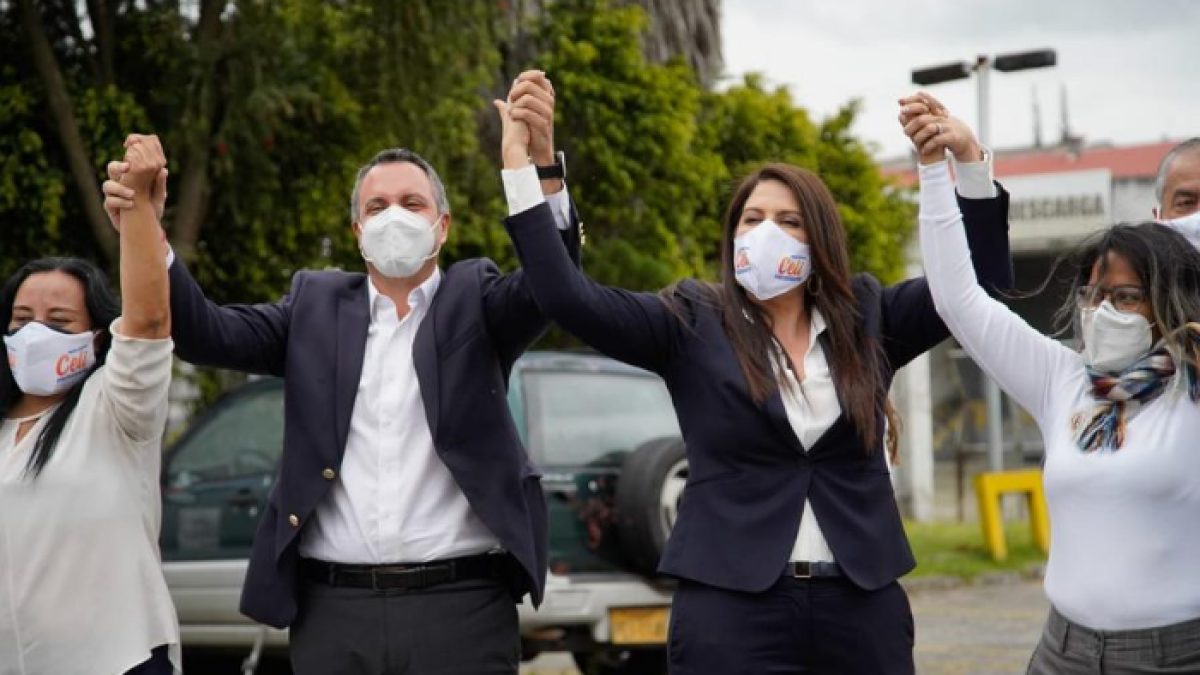 El binomio de Suma firmó su precandidatura.