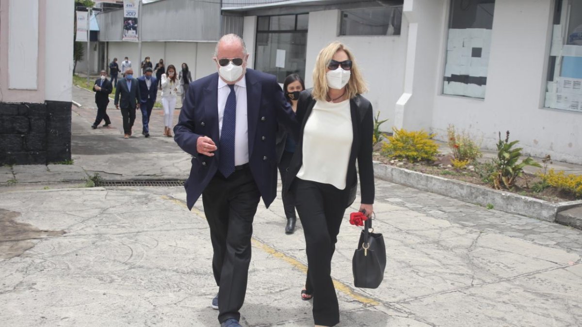 Isidro Romero acudió junto a la precandidata a la Vicepresidencia de la República, Sofía Merino y juntos aceptaron su precandidatura.