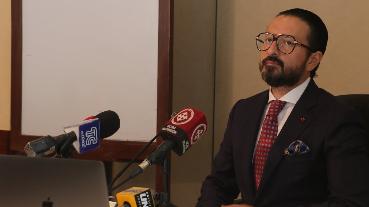 Juan Francisco Ospina, defensor de Karina Cadena, en una rueda de prensa en Guayaquil.