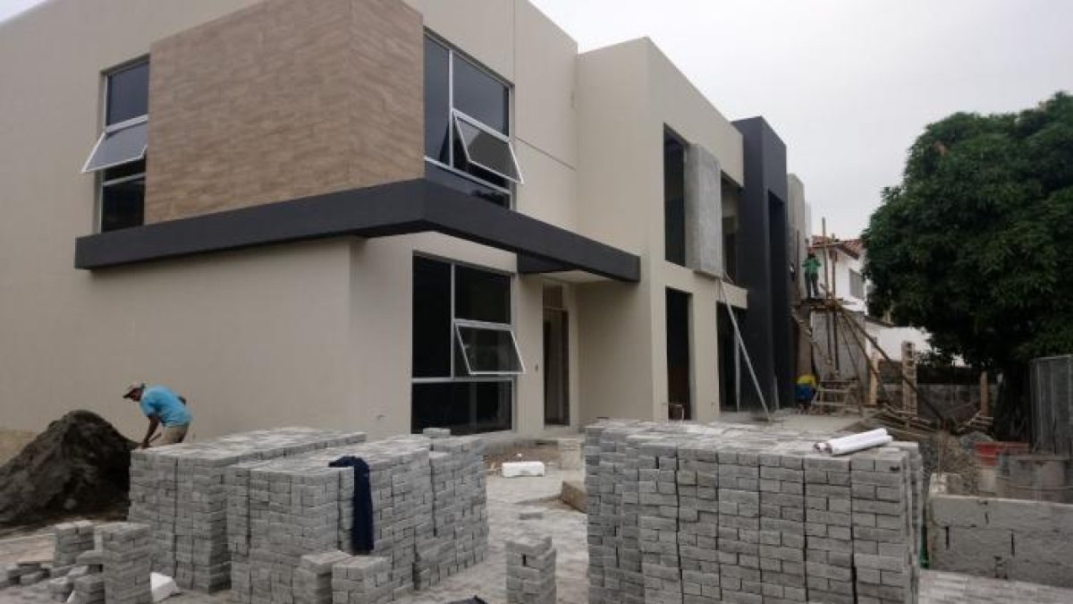 Un obrero trabaja en terminar una construcción en una ciudadela.