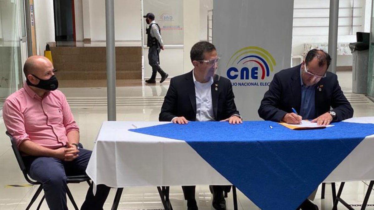 El binomio de Amigo; Pedro José Freile y Byron Solís Figueroa, firmaron su candidatura.