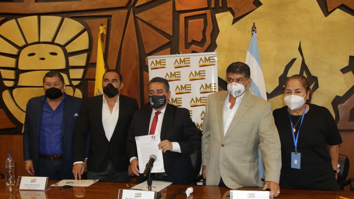 El presidente nacional de AME, Raúl Delgado (centro) flanqueado por los alcaldes Dalton Narváez, de Durán, y Edson Alvarado, de Santa Lucía. Los municipios gastan más en régimen especial..