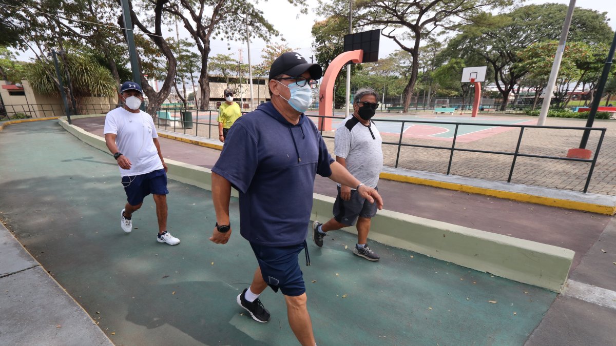 Jornada. Diversas personas acudieron al parque de la Kennedy, este martes 1 de septiembre, para ejercitarse.