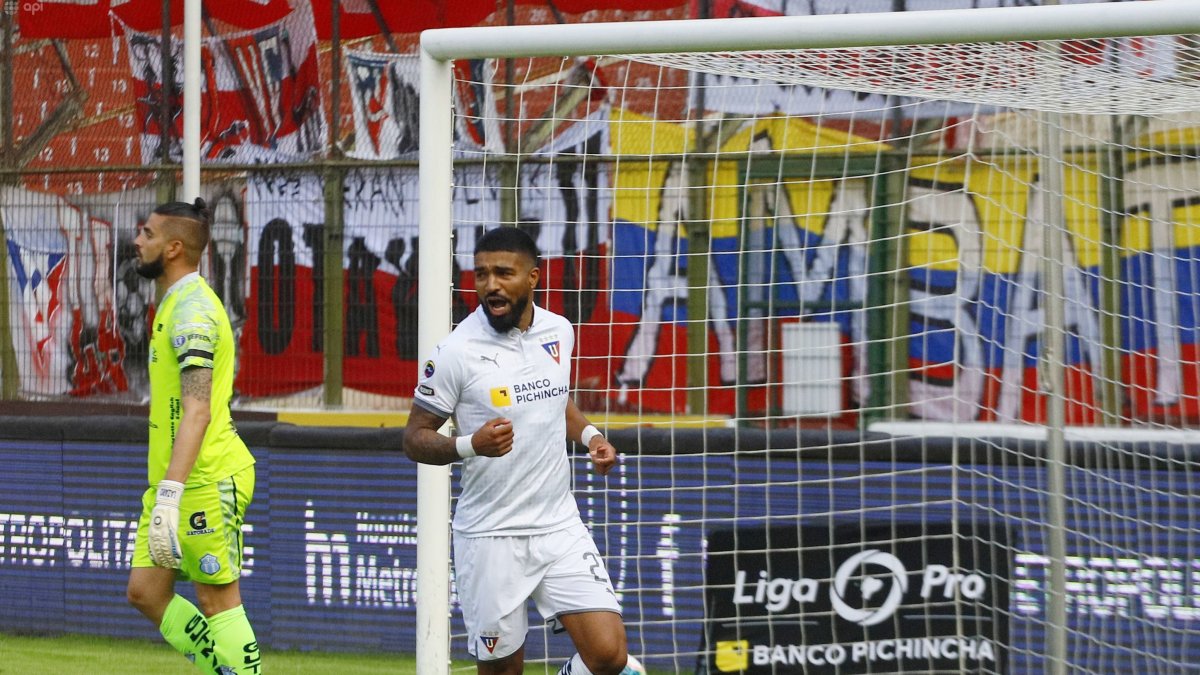 El delantero uruguayo Rodrigo Aguirre ejecutó con mucha frialdad el penal a favor de los albos.