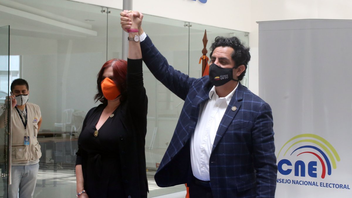 Xavier Hervas y María Sara Jijón firmaron ayer la aceptación de la precandidatura como binomio presidencial de la Izquierda Democrática.