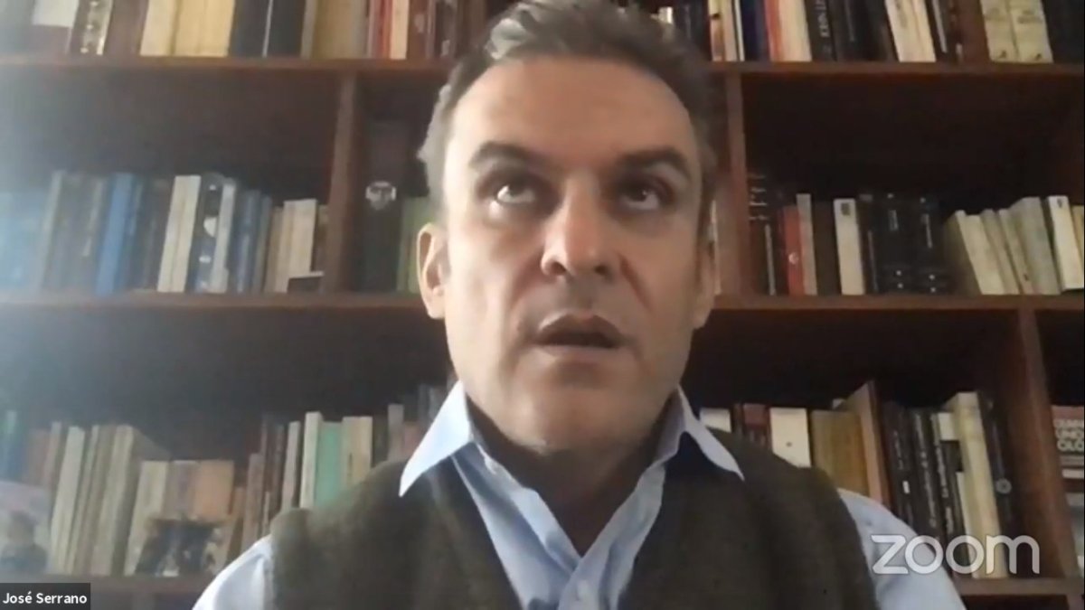 Serrano. No, en el techo tampoco está la palabra que le hace falta.