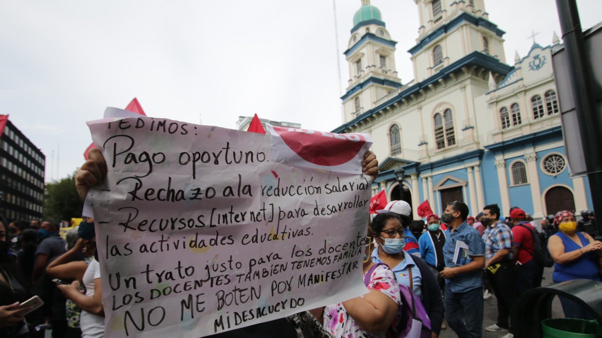 Los maestros han realizado varias jornadas de protestas para exigir el pago de sus haberes.