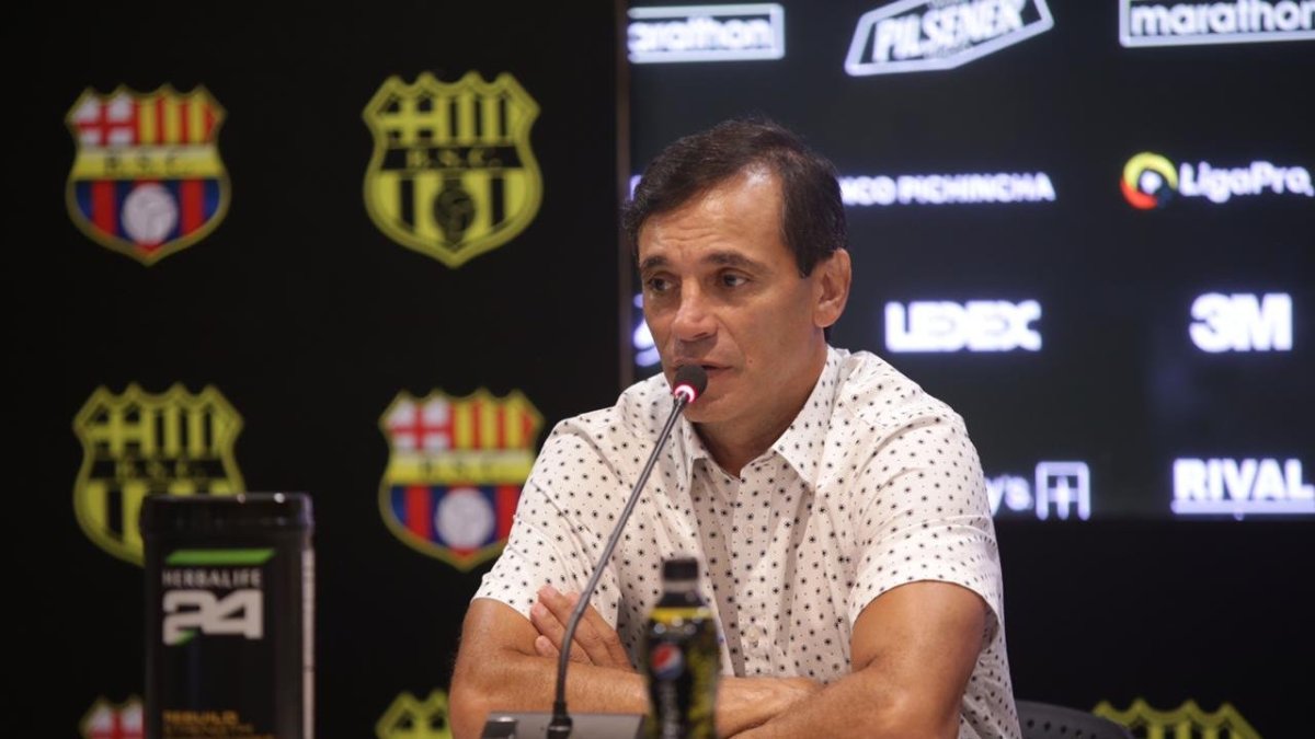 Fabián Bustos, entrenador de Barcelona, está contento con el nivel de sus dirigidos tras la reanudación del campeonato.