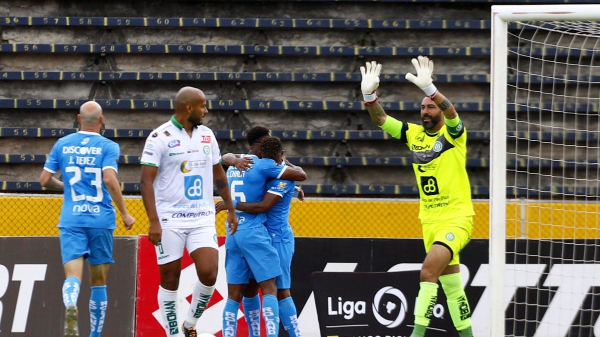 Esteban Dreer (d) se quedó afuera de la nómina de concentrados de Liga de Portoviejo para el partido ante Independiente.