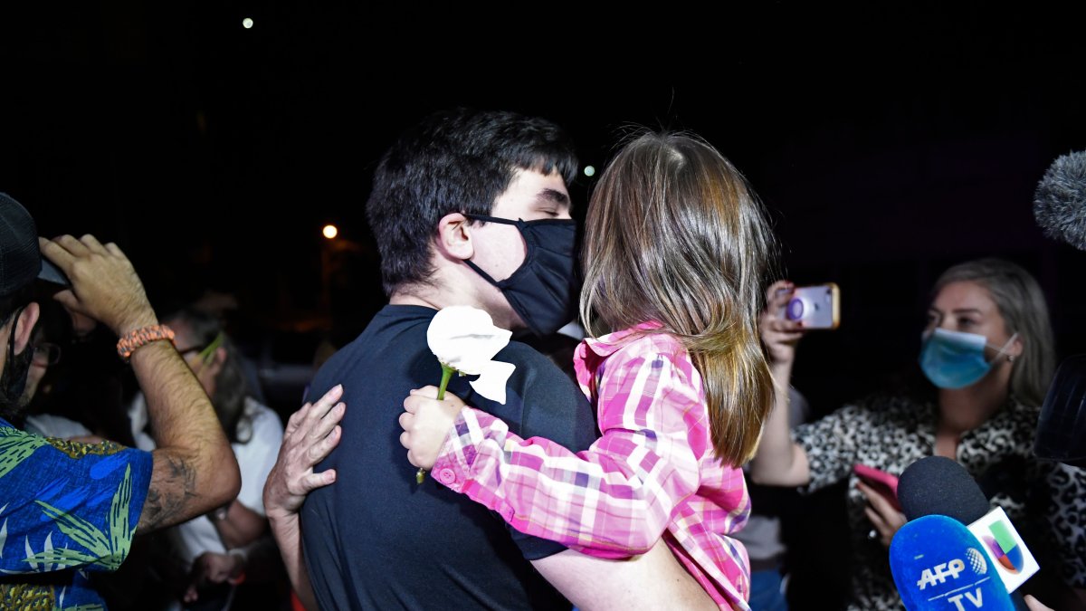 CARACAS. El activista político José Daniel Hernández recibe el saludo de su familia, tras la sede del SEBIN, luego del indulto que recibió junto a otros y asociados del líder opositor Juan Guaido.