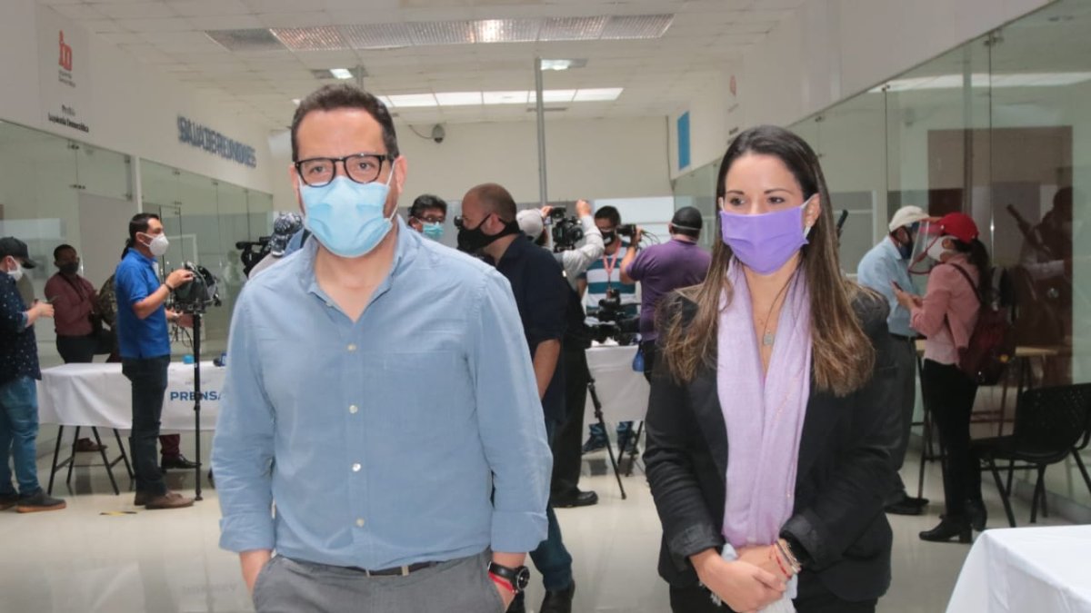 El funcionario llegó acompañado por Ana María Pesantes, con quien completa el binomio presidencial.