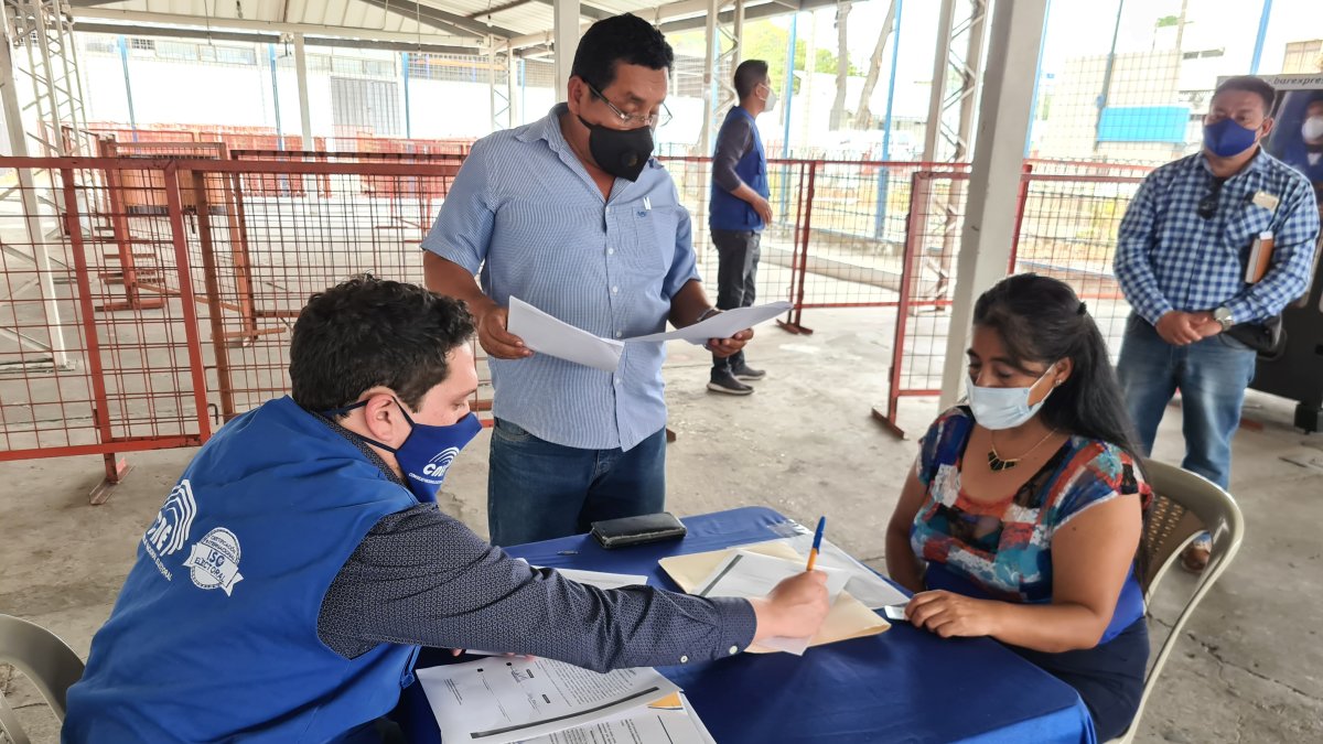 Los últimos precandidatos en Guayas acudieron a firmar a aceptación de sus postulaciones a legisladores por la provincia.