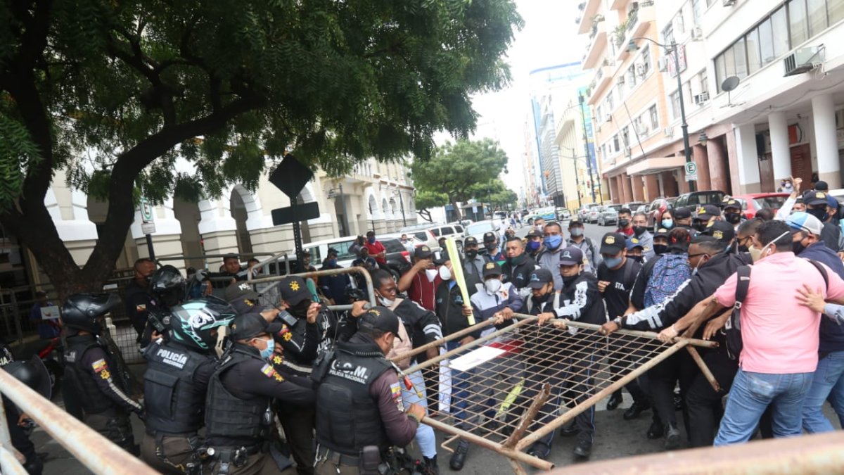 Hecho. Al momento que los participantes intentar estar cerca de la entra principal de la Gobernación, fueron bloqueados por policías.