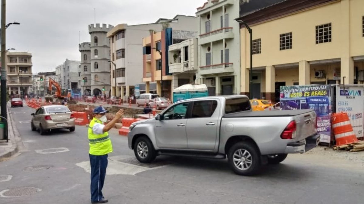 En el centro de Guayaquil se remodela el sistema de la Metrovía. En García Avilés y Colón estará abierto un solo carril.