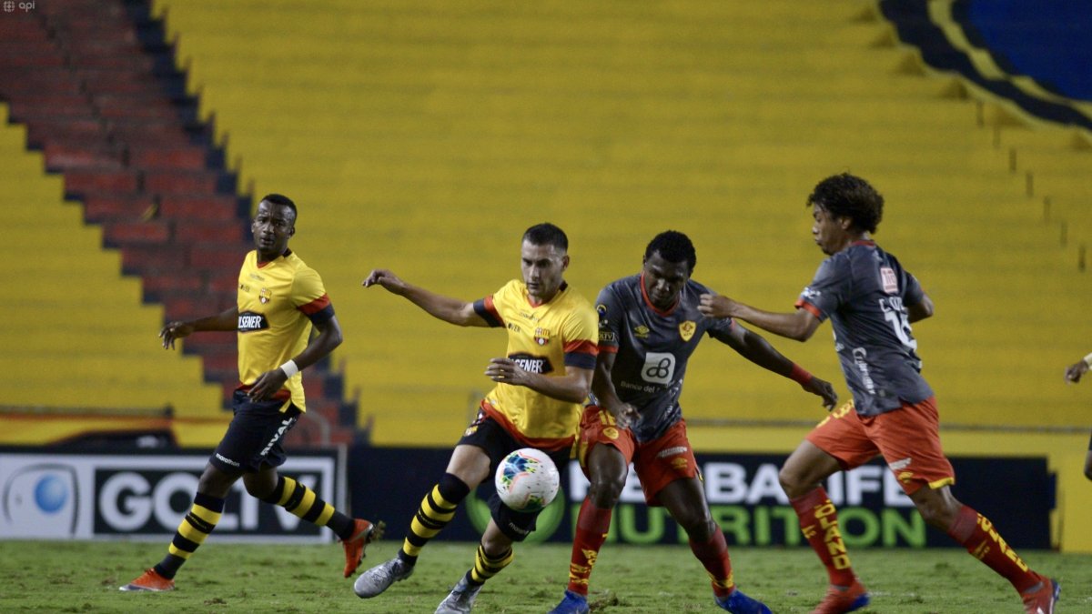 Emmanuel Martínez (c) se está convirtiendo en el nuevo grito de gol de Barcelona.
