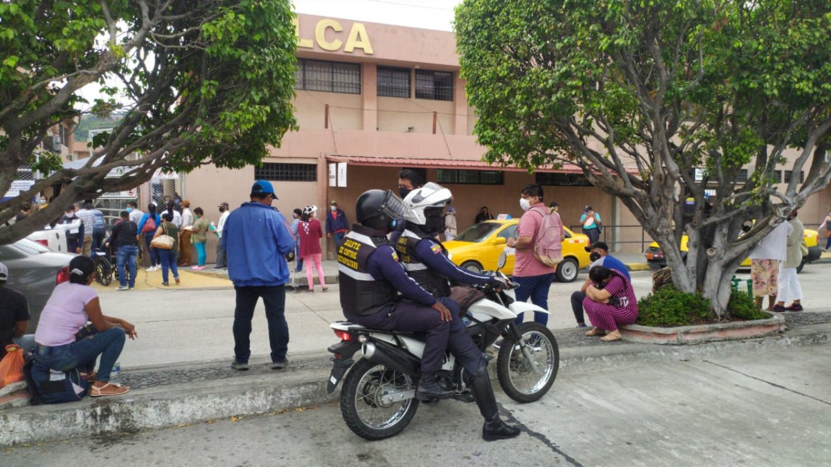 Solca. En los exteriores de este centro hospitalarios, decenas de vendedores fueron retirados del sitio para evitar aglomeraciones.