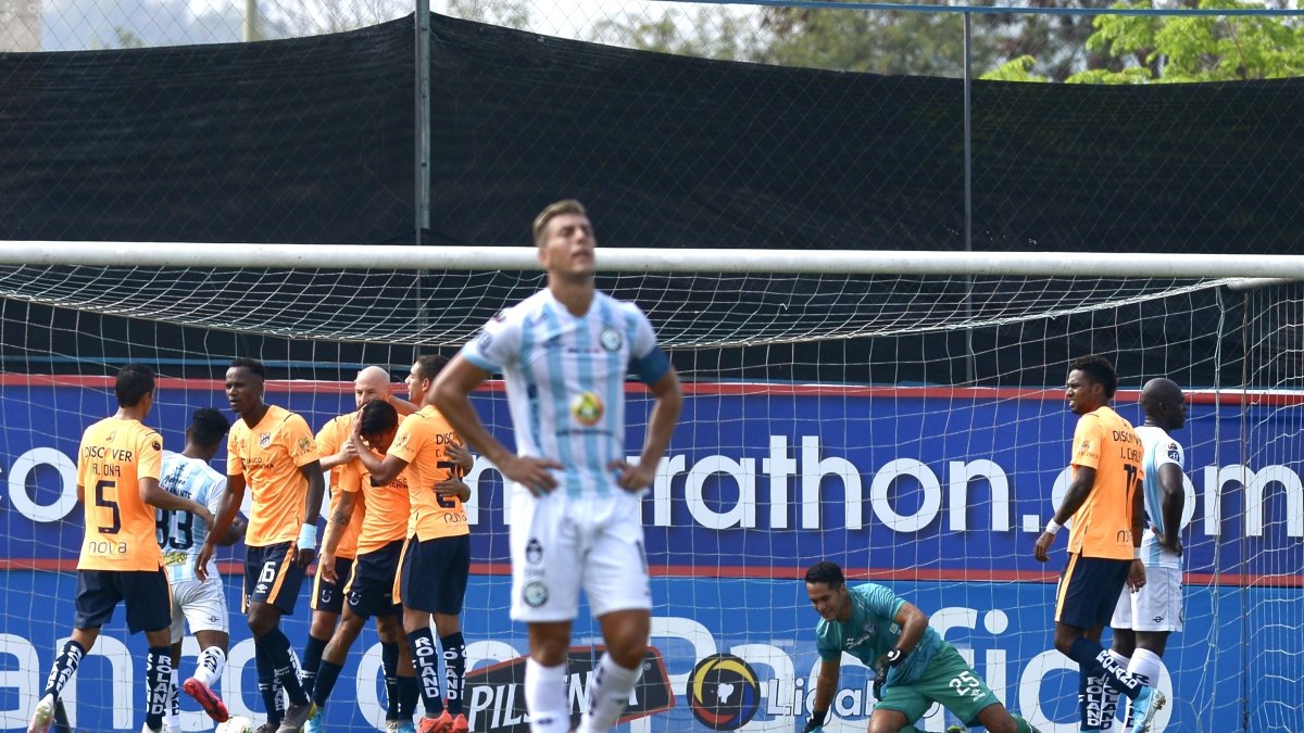 Los jugadores de la Católica celebran uno de los tantos mientras Michael Hoyos, del City, se lamenta.