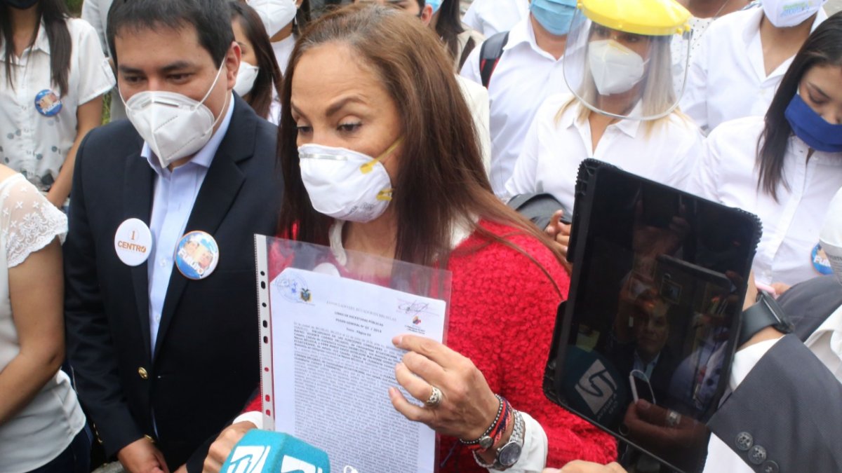 Negativa. El CNE no entregó a Pierina Correa el formulario para la aceptación de la candidatura de su hermano.