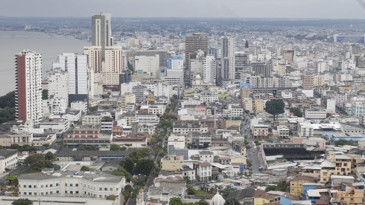 Todas las construcciones culminadas podrán acogerse a la venia municipal, siempre y cuando tengan un área de construcción de hasta 500 metros cuadrados.
/GUAYAQUIL- ECUADOR/ ALEX LIMA / EXPRESO