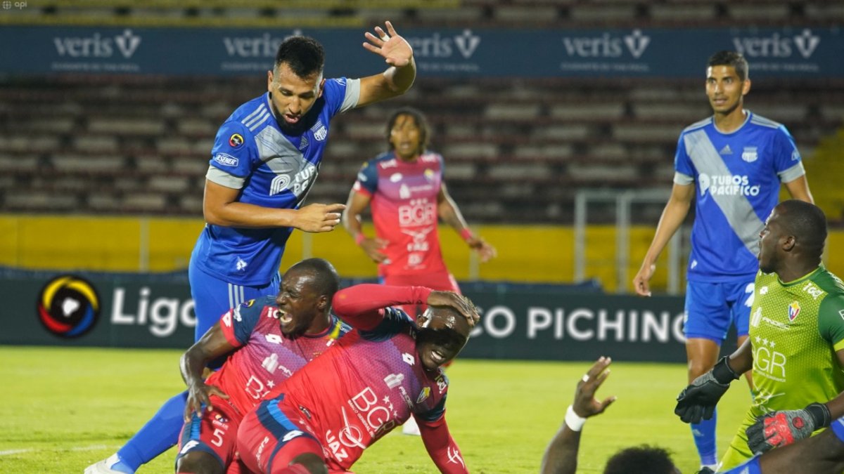 El Nacional se impuso a Emelec en un partido que fue trabado al inicio pero que terminó con emociones en las dos porterías